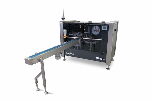 Small chocolate tablet wrapping machine