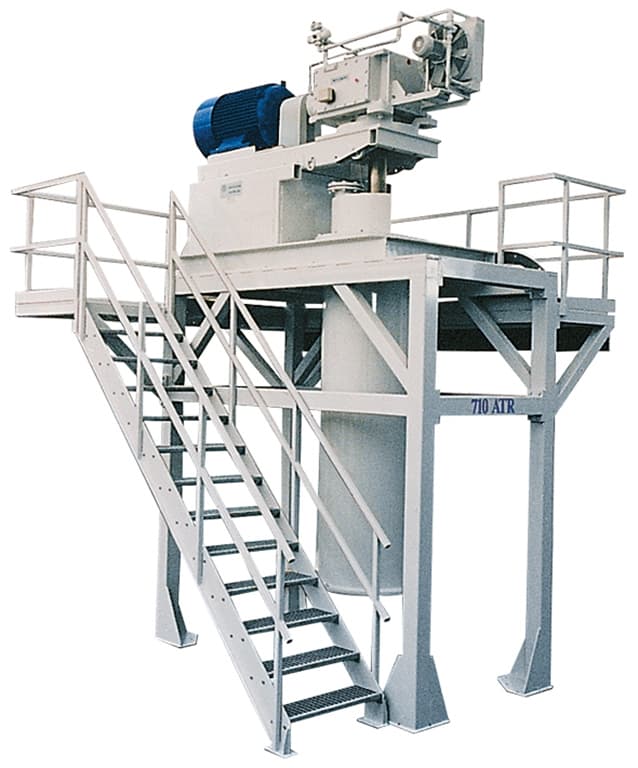 Vertical agitated dry media mill