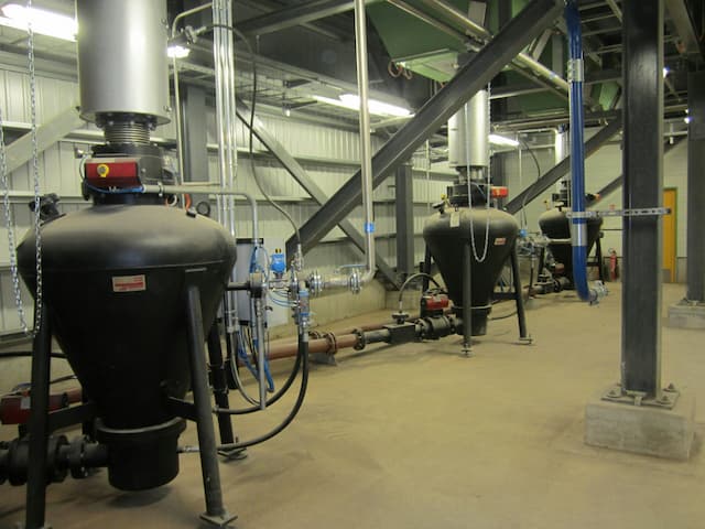 Pneumatic conveying for industrial biomass boilers