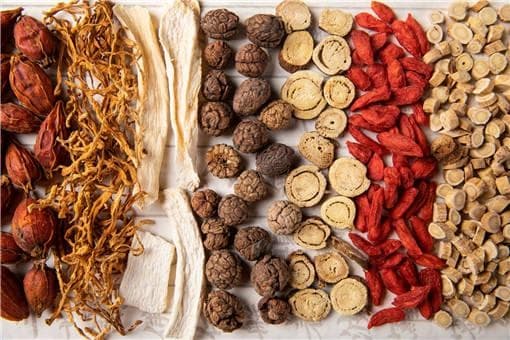 The careful drying of herbal medicine