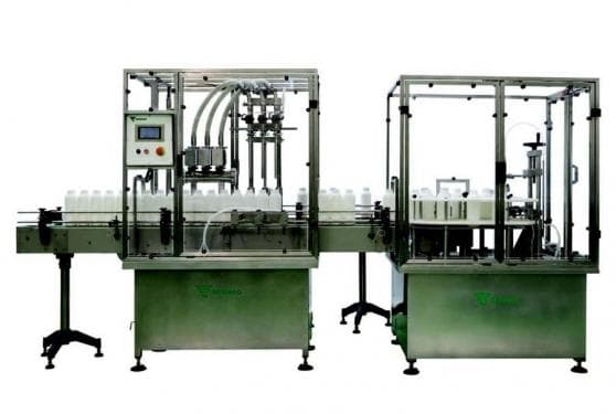 Linear automatic bottling machine for liquids