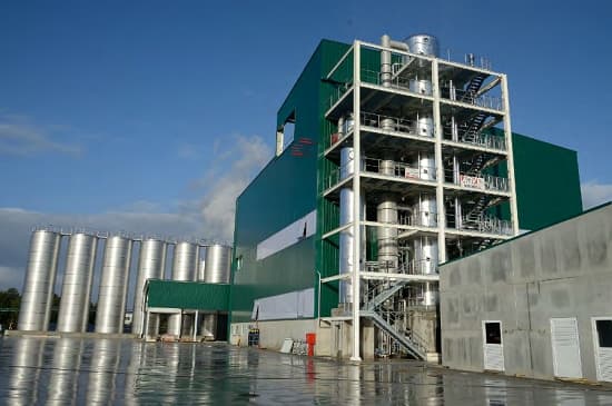 Refining plant for vegetable oil and animal fats