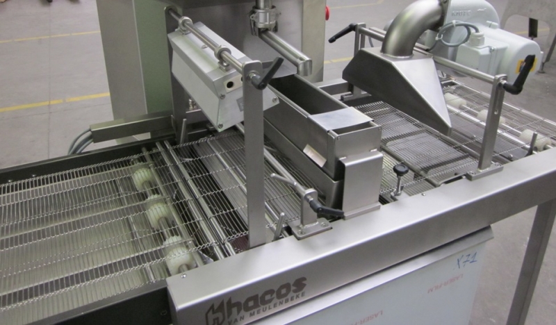 Enrobing attachment for an automatic tempering machine