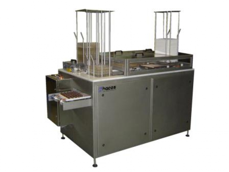 De-moulder for flat bottom chocolates