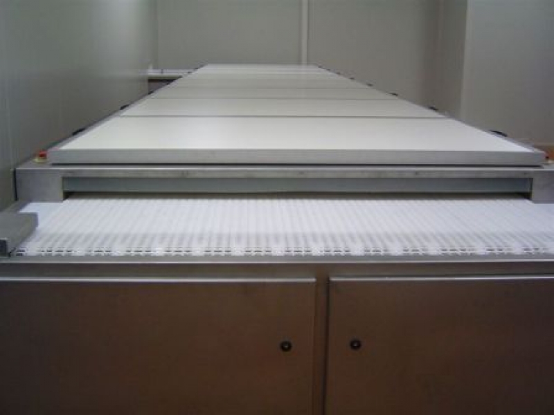 Horizontal cooling tunnels for chocolate moulds