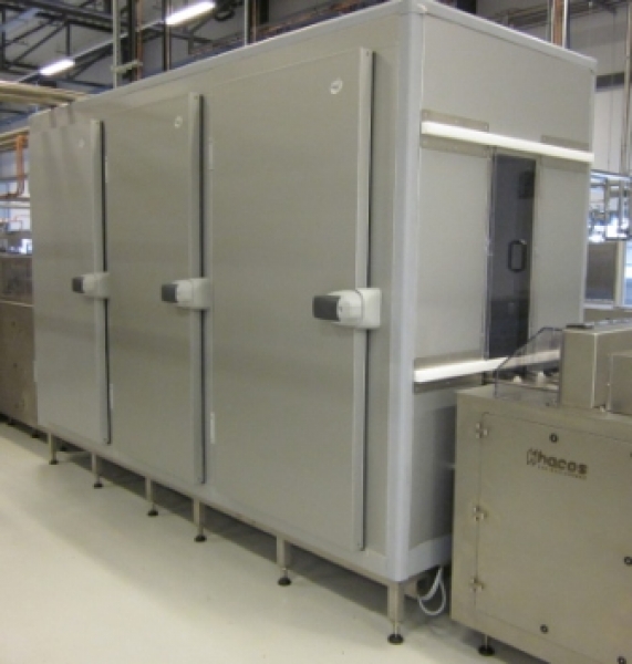 Vertical cooling tower for chocolate moulds