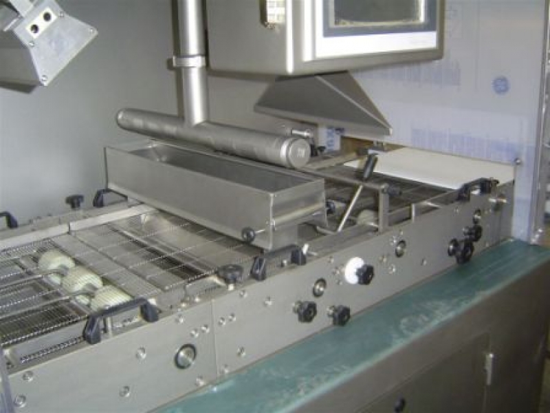 Chocolate enrober for medium production capacities