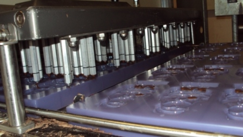Pump-driven chocolate depositor for mould filling