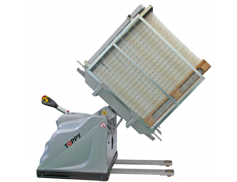 Mobile pallet turner