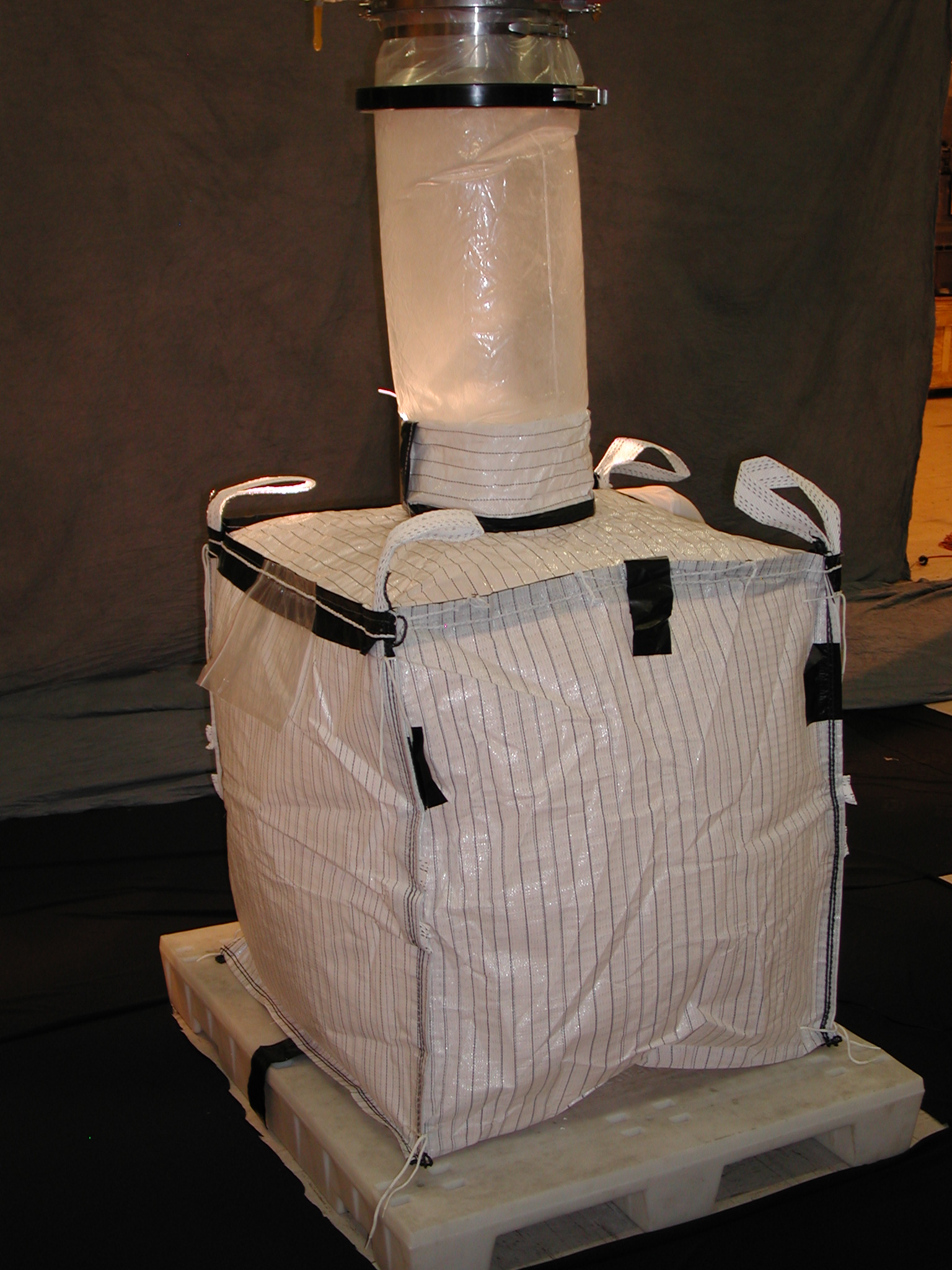 Flexible contained powder discharge into FIBC’s