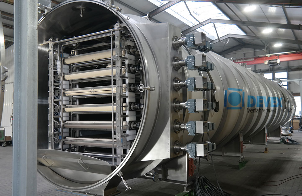 Continuous belt freeze dryer