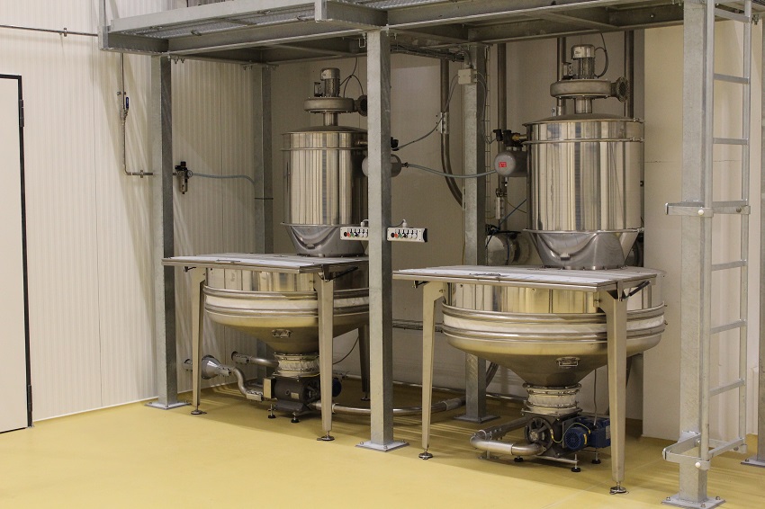 Manual bag discharger for bakery industry