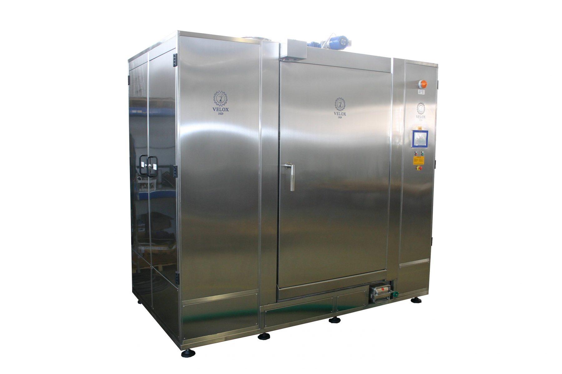 Washing cabinet for trolleys