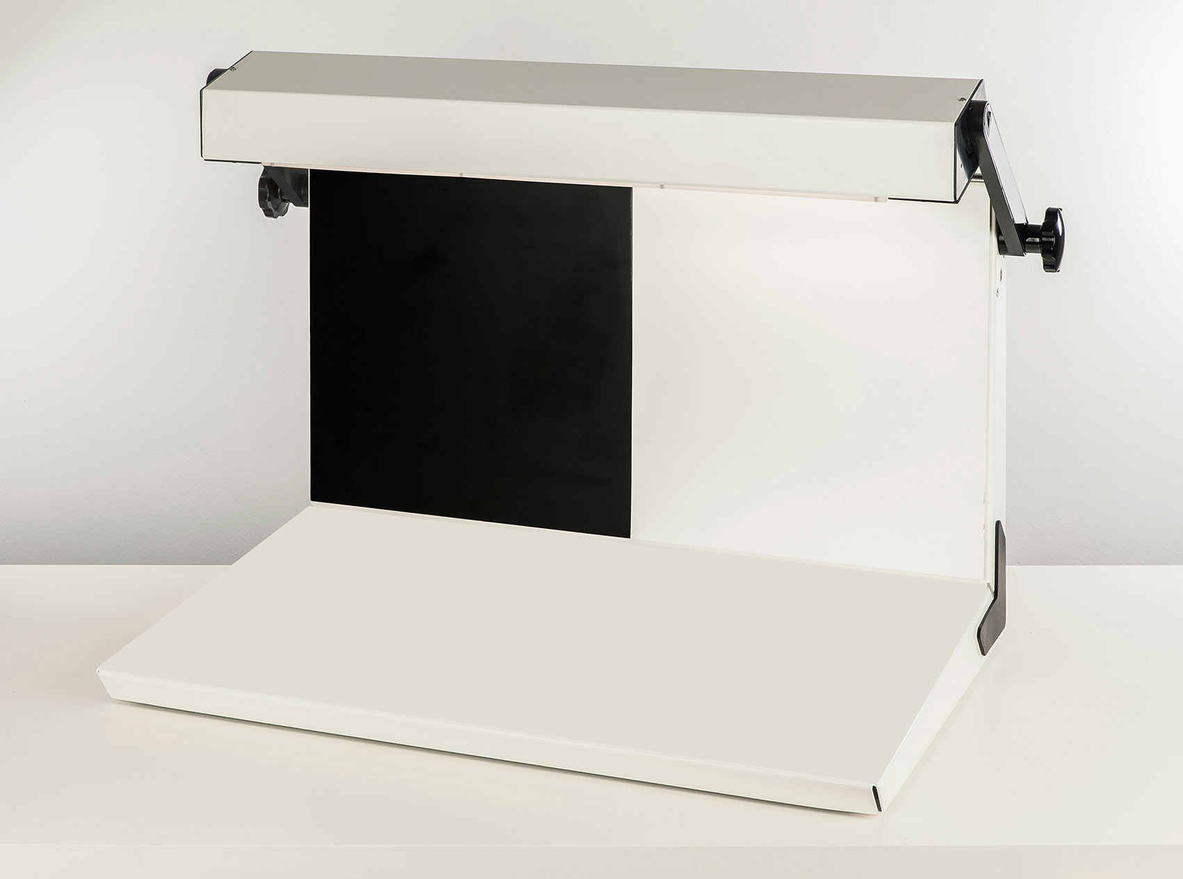 Laboratory liquid viewer for colored glass bottles