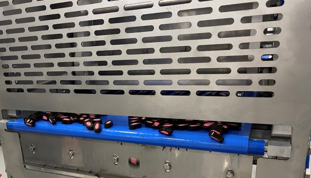 Guillotine cutter for confectionery