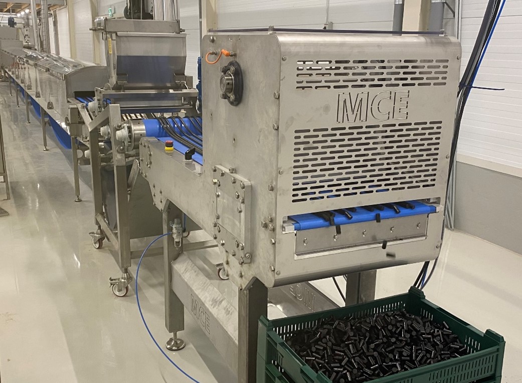 Industrial guillotine machine for extruded foods