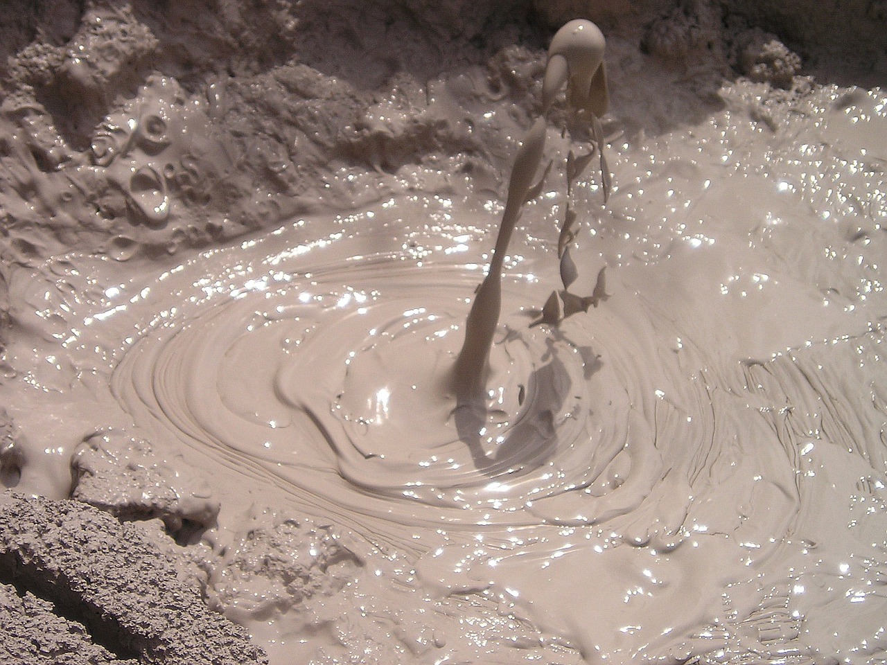 Industrial liquid mixers for continuous slurry movement