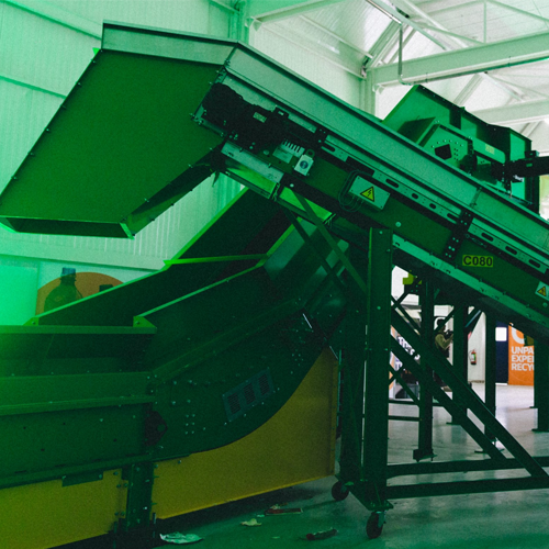 Belt feeder for waste sorting applications