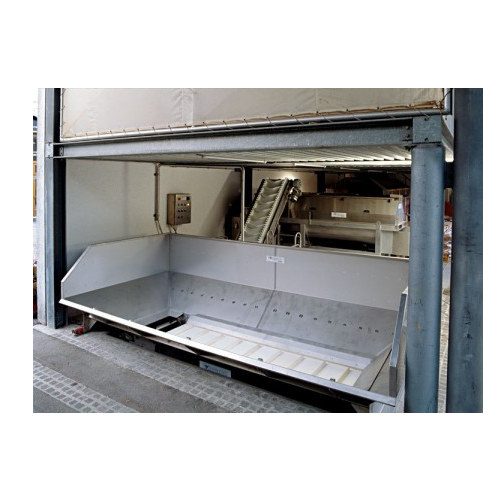 Stainless steel tanks with belt conveyors for grapes