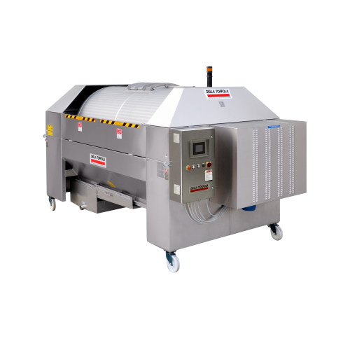 Pneumatic presses for wine production with open tanks