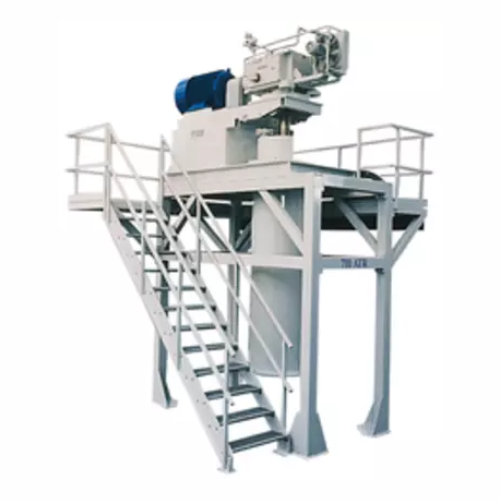 Dry grinding mill for superfine products