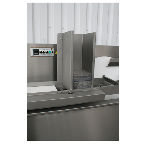 Pneumatic scrapers for chocolate mould filling