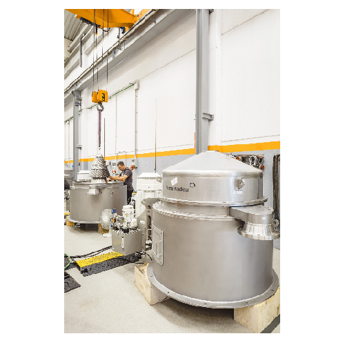 Continuous filtering centrifuge for solid-liquid separation