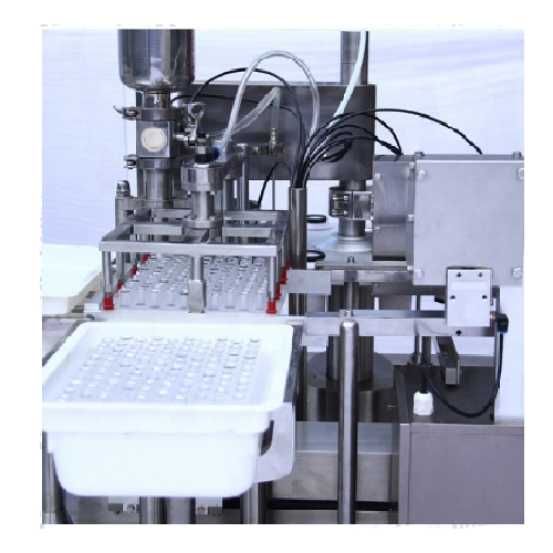 Automatic syringe de-nester for pharmaceutical production