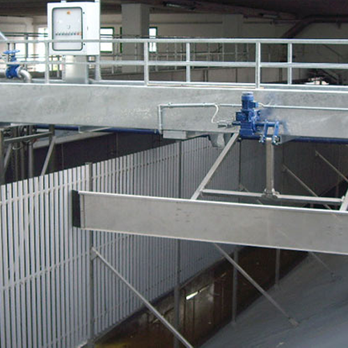 Travelling bridges for grease and grit removal in wastewater treatment