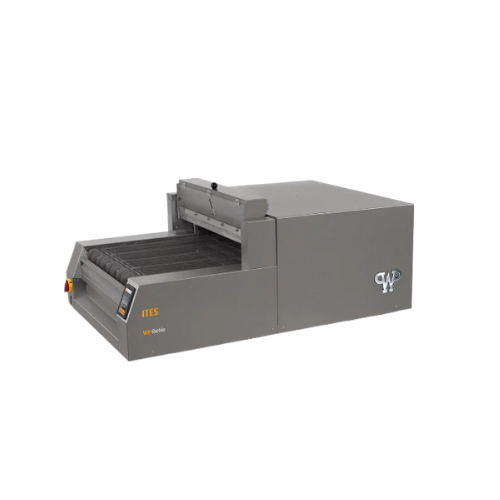 High-speed infrared oven for baking frozen snacks