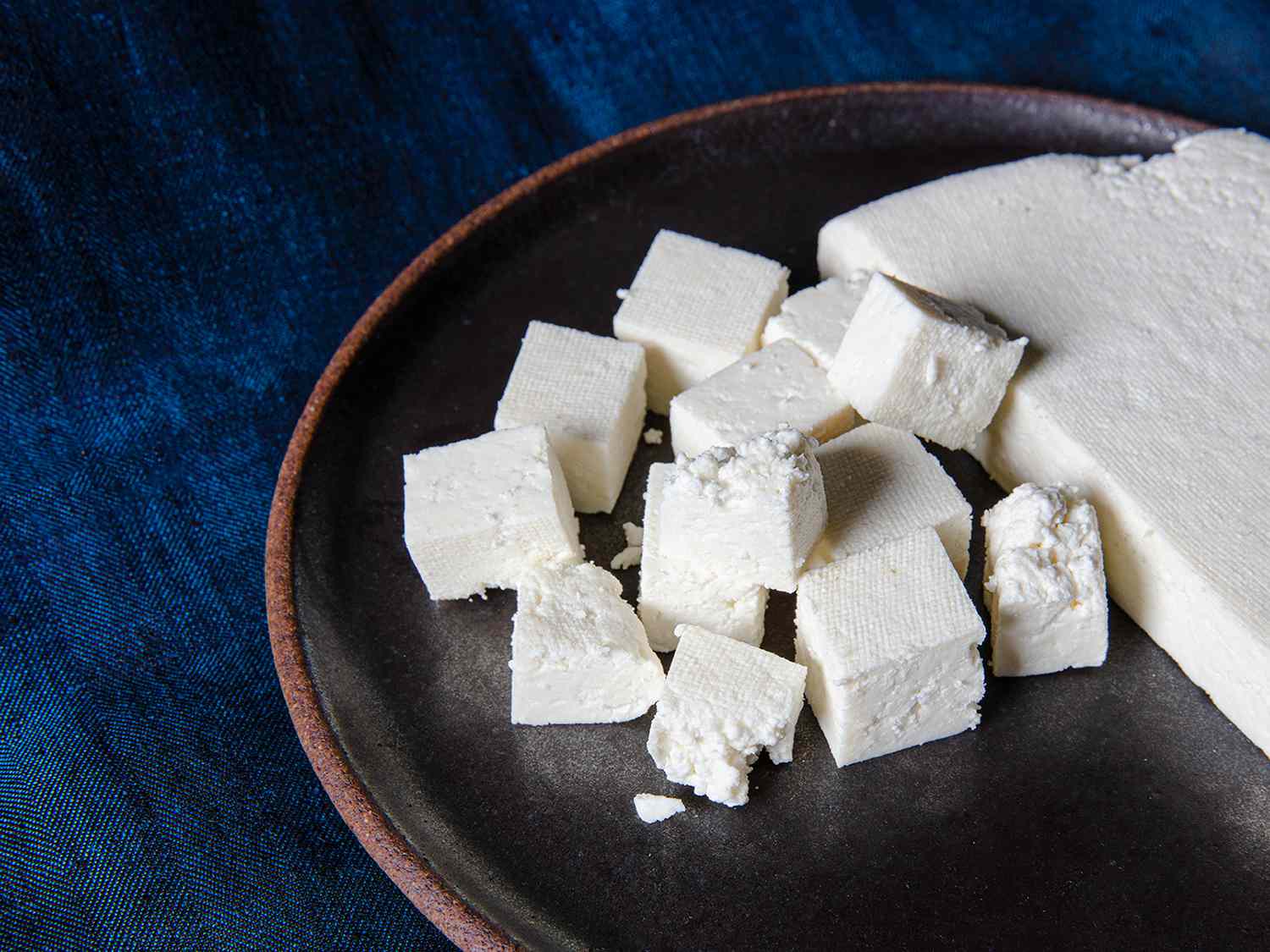 Automatic packaging for small cheese products