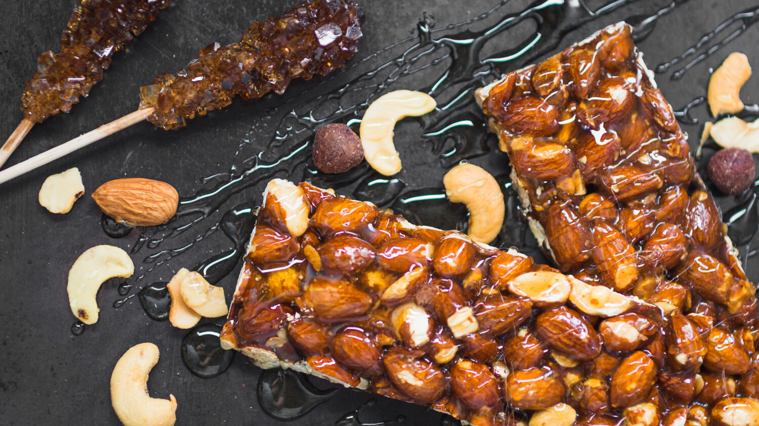 Cooker for nougat and hard mixtures