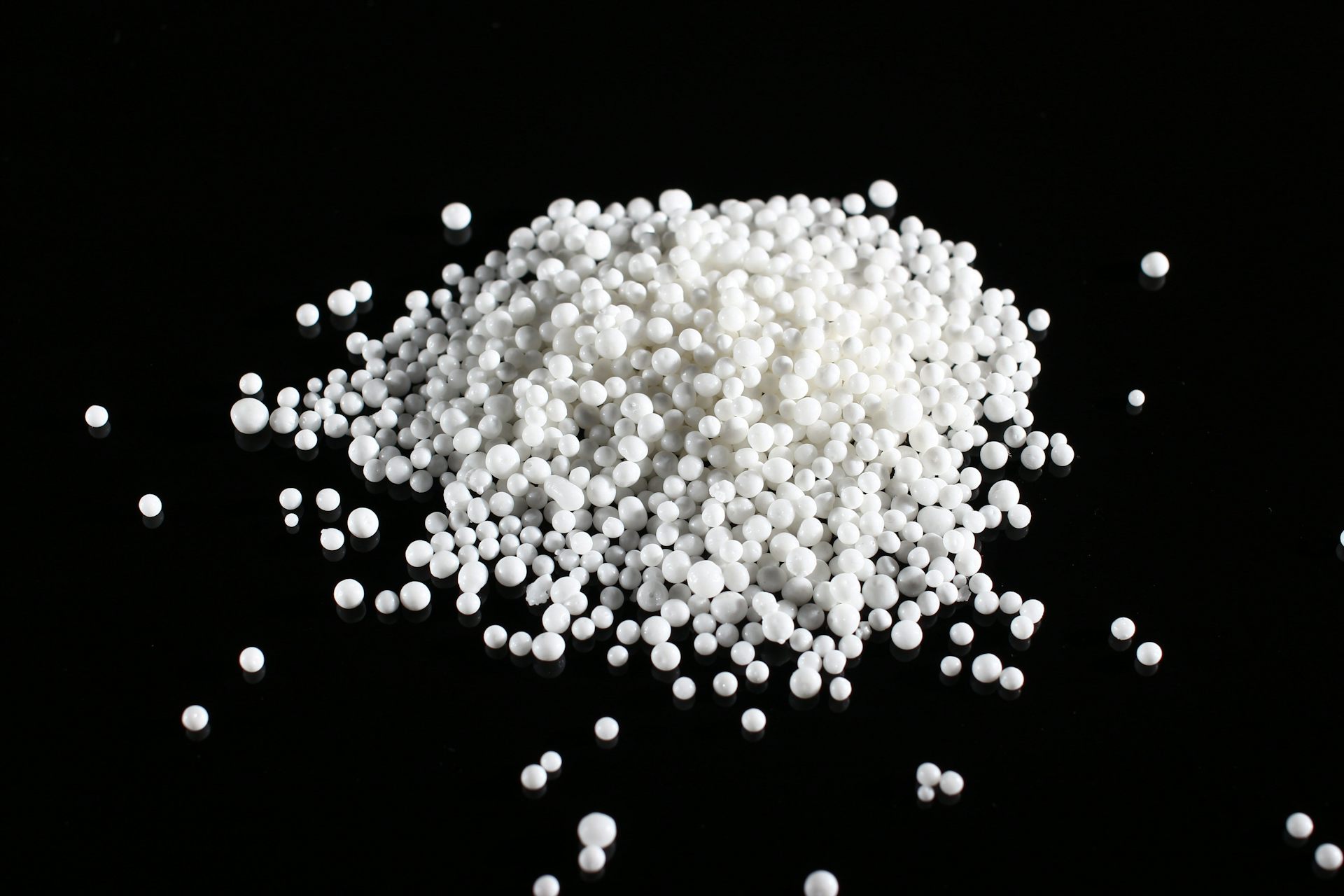 Fluid bed drying system for wet powder chemicals