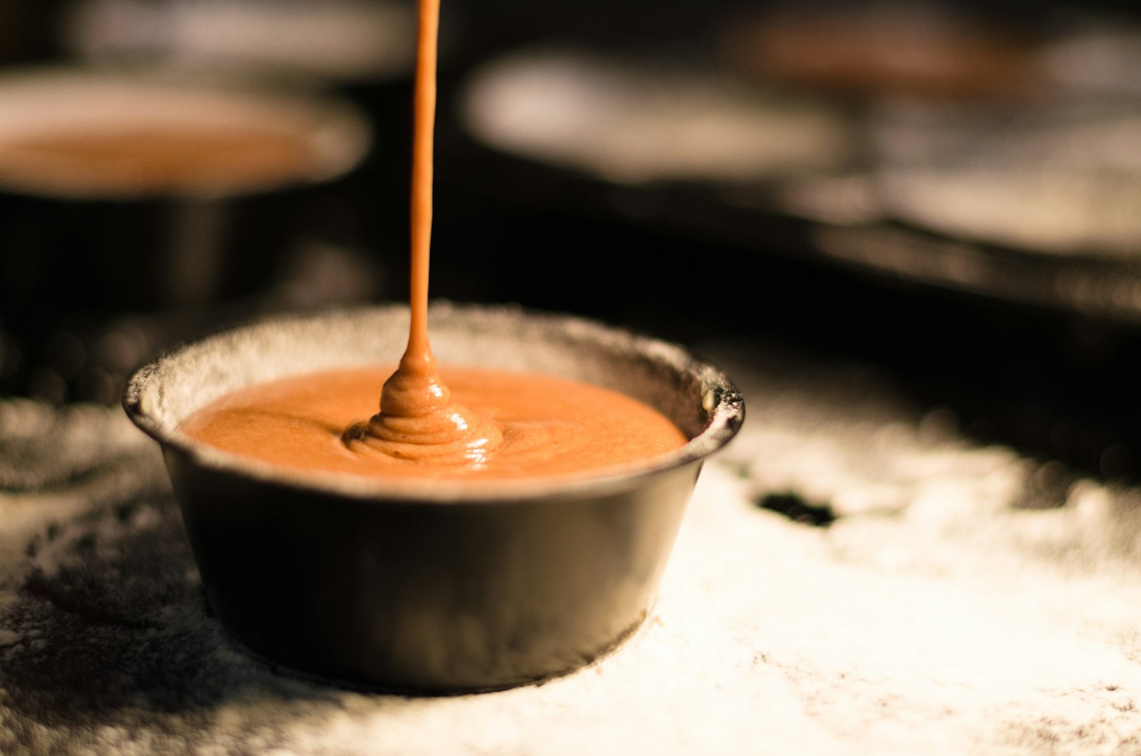 Continuous flash cooler for sweetened condensed milk