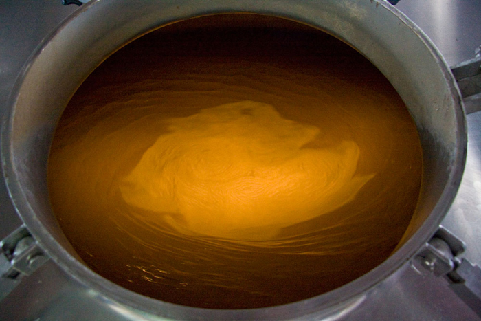 Efficient mash agitator for breweries