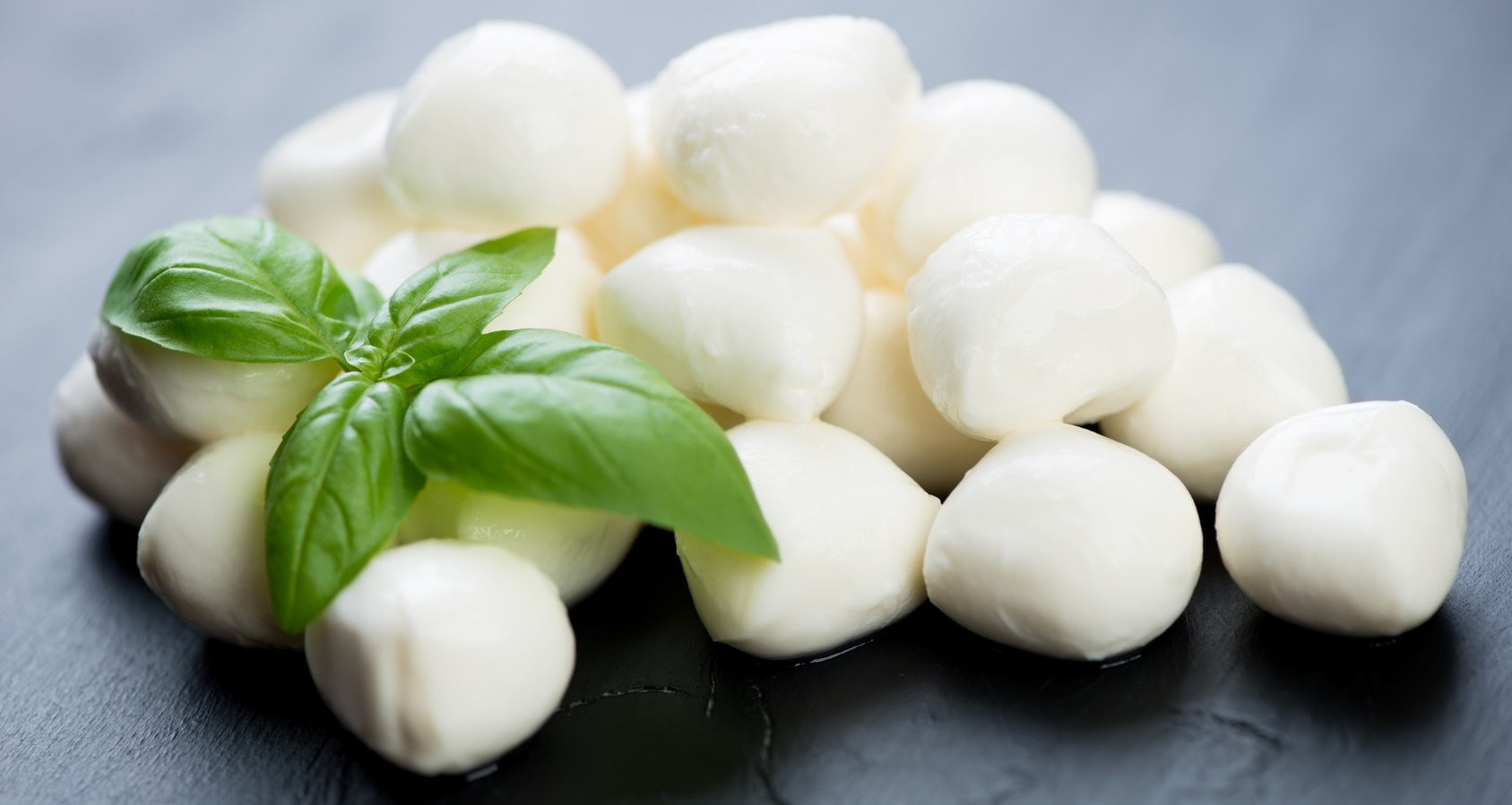 Cooking and stretching solution for pasta filata cheese