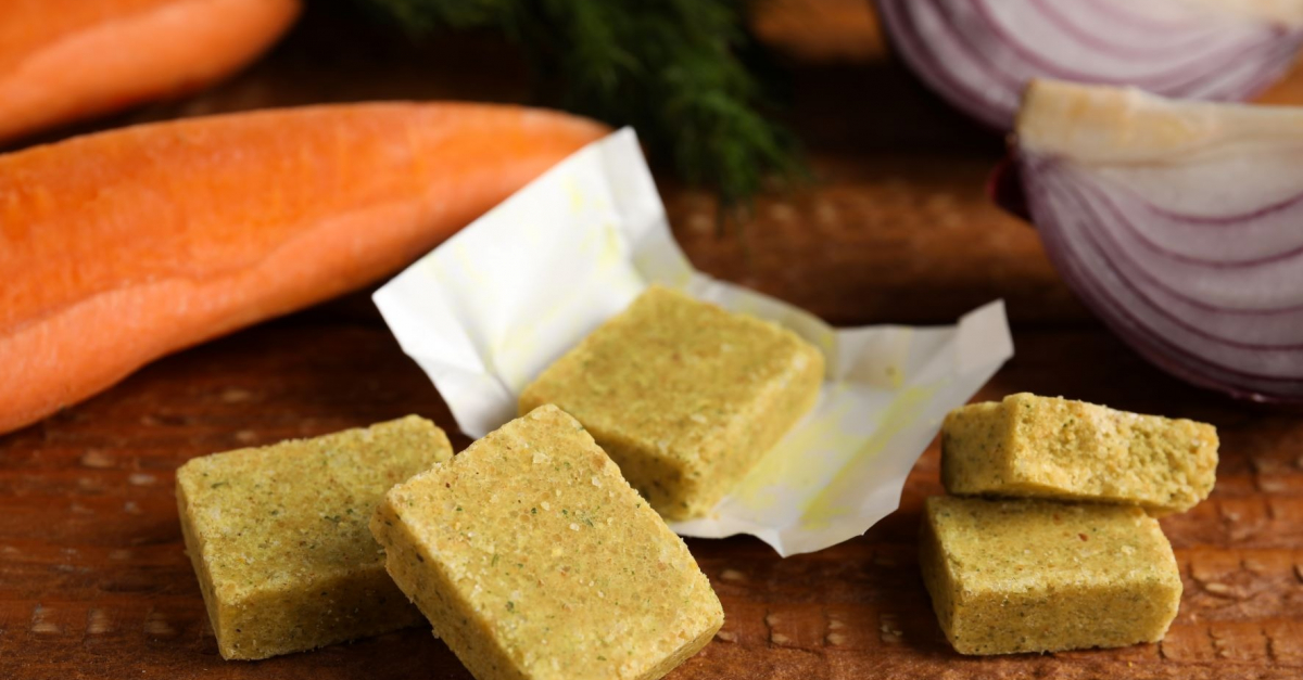 Semi-automatic tray packing for soup cubes