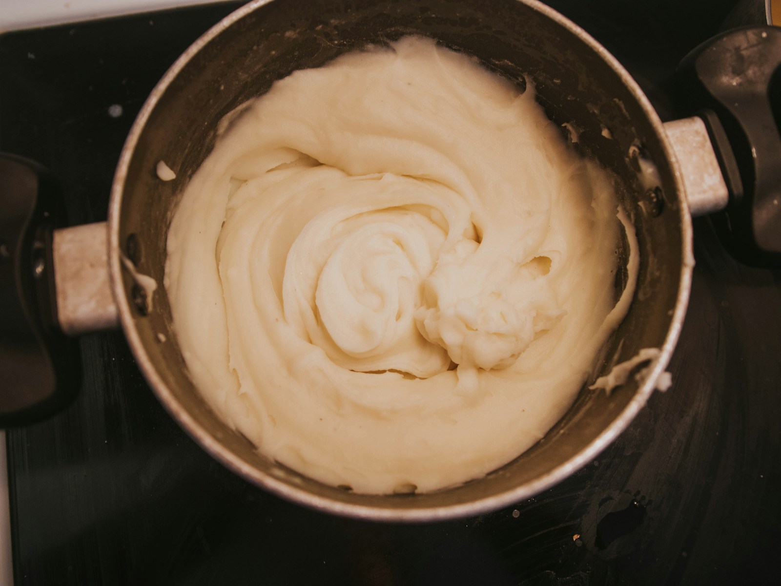 Tub filling and sealing for pasty products