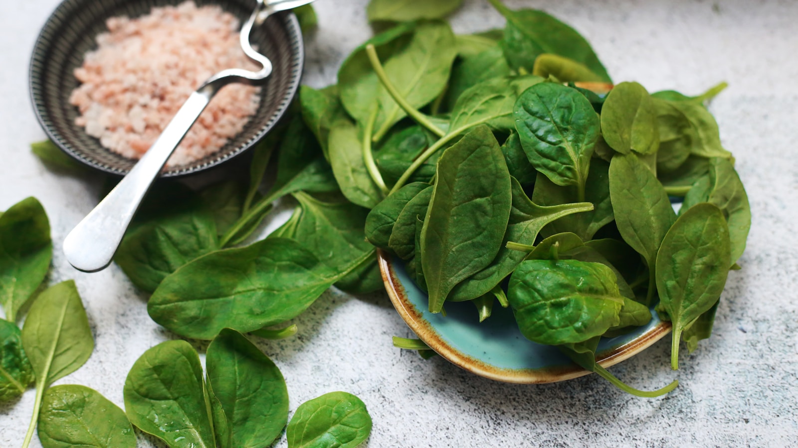 Centrifuge for drying leafy vegetables