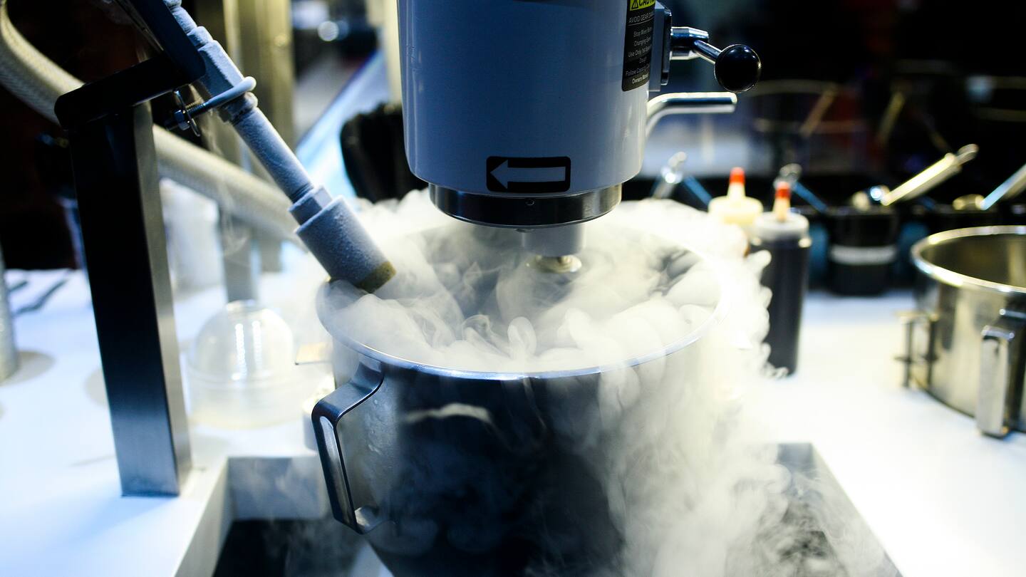 Hydraulically driven piston compressor for non-corrosive gases