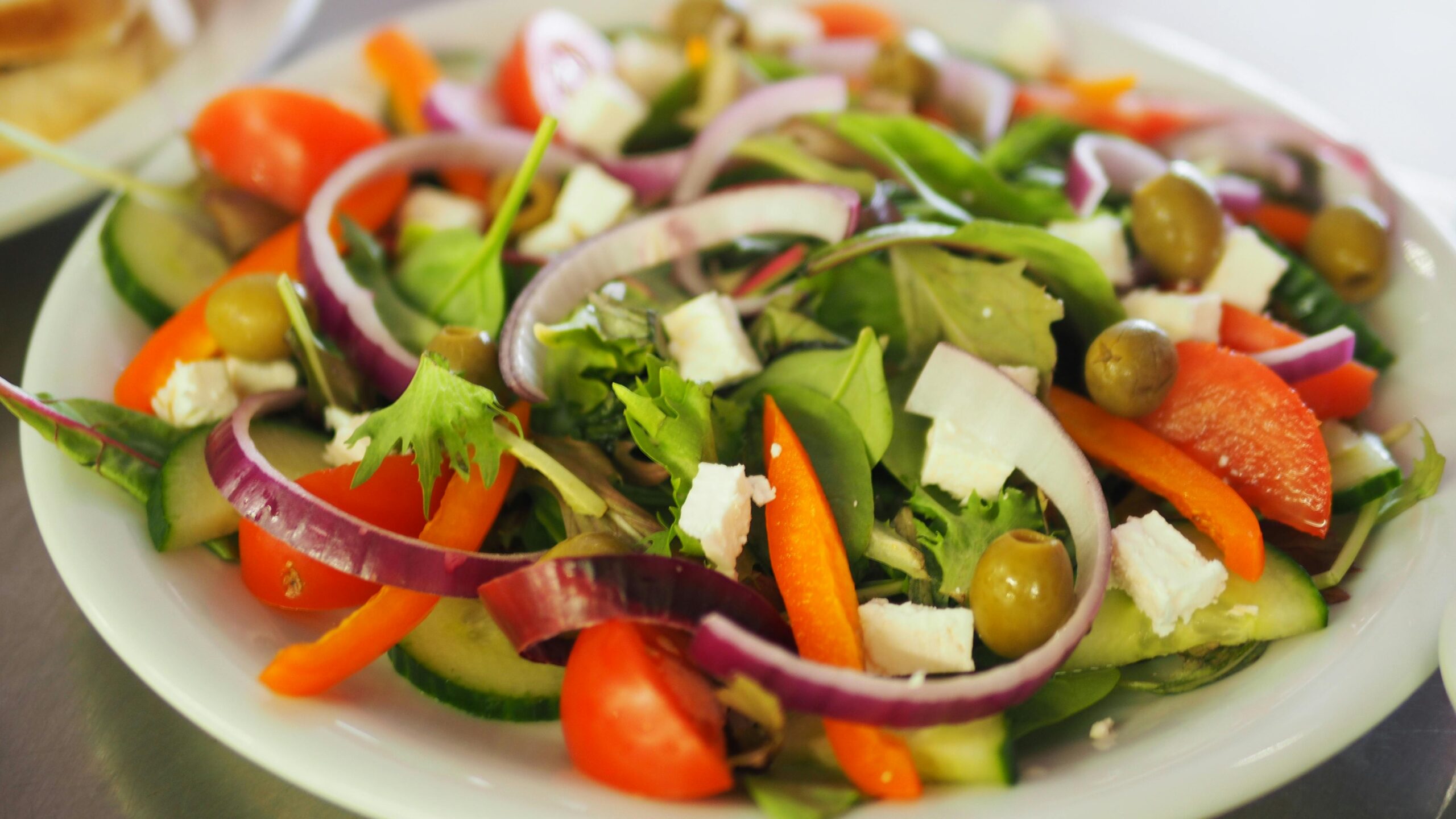 Centrifuge for drying leafy vegetables