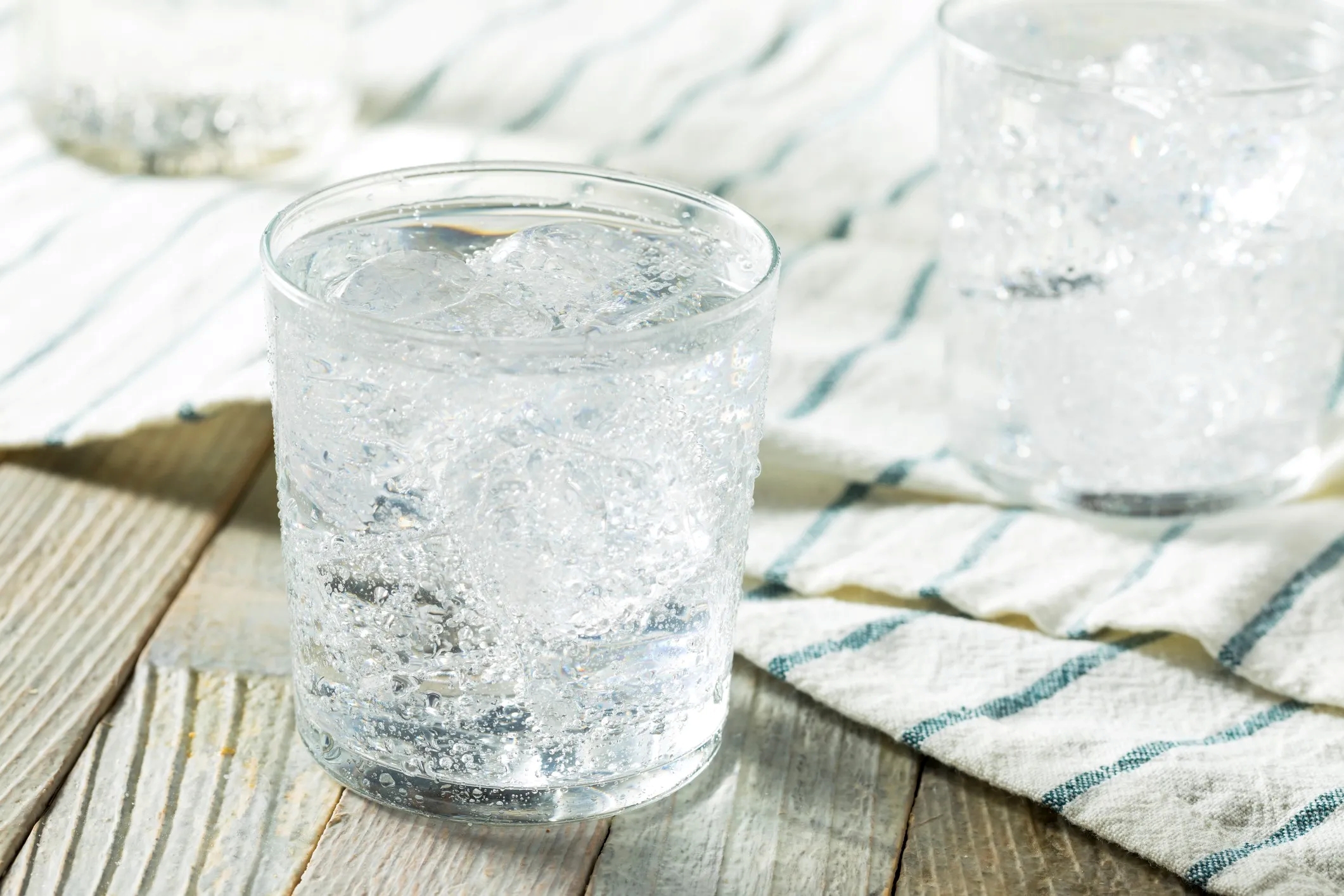 Beverage deaeration, carbonation and mixing system