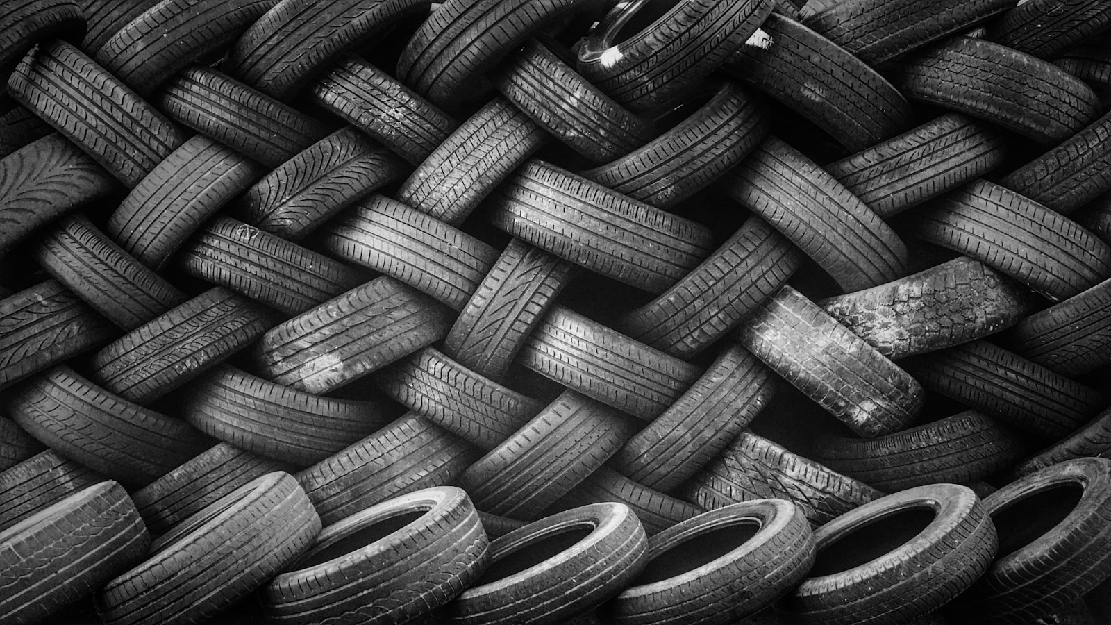 Curing press for truck tires