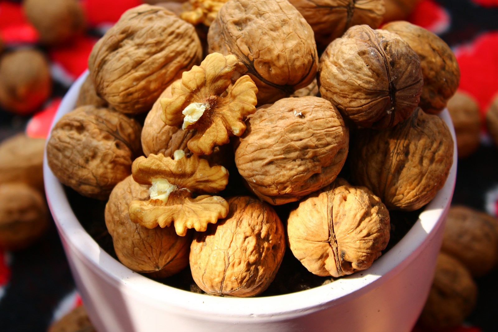 Optical sorter for nuts or dried fruits